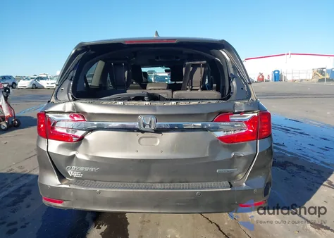 2018 Honda Odyssey Touring z USA, uszkodzony, nr VIN 5FNRL6H85JB076120
